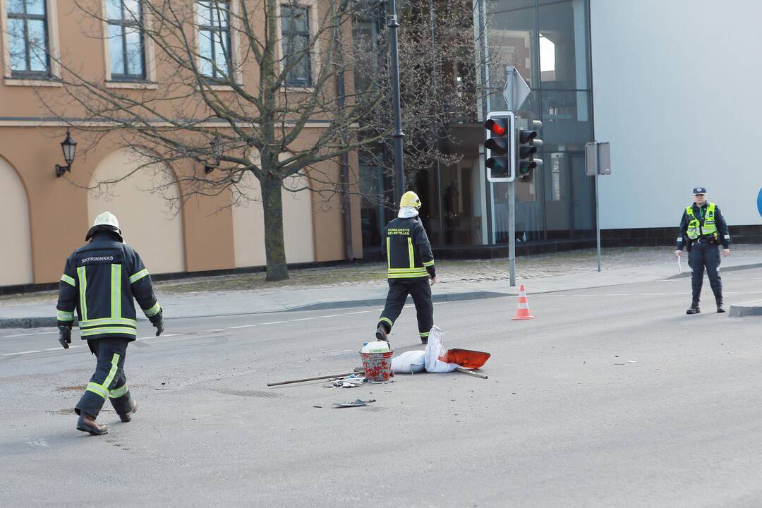 Į pratybas skubėję medikai rėžėsi į mikroautobusą