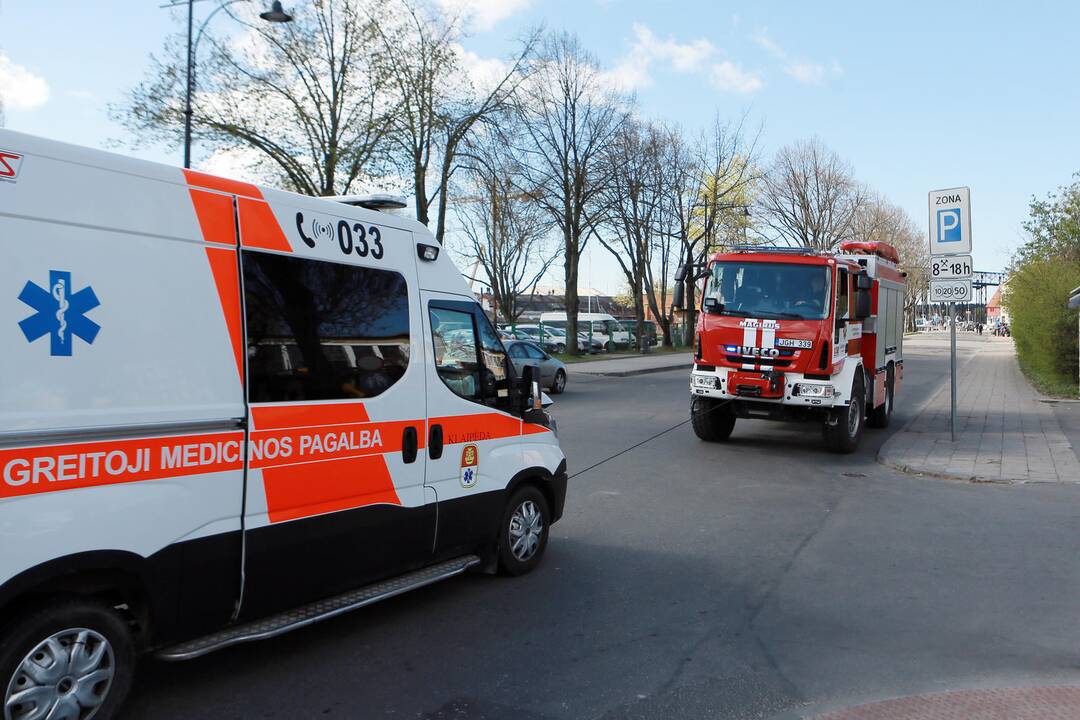 Į pratybas skubėję medikai rėžėsi į mikroautobusą
