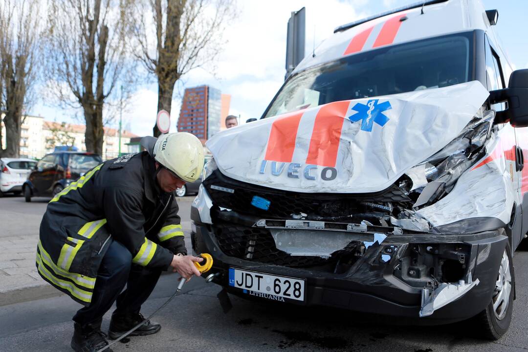 Į pratybas skubėję medikai rėžėsi į mikroautobusą