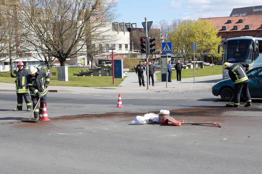 Į pratybas skubėję medikai rėžėsi į mikroautobusą