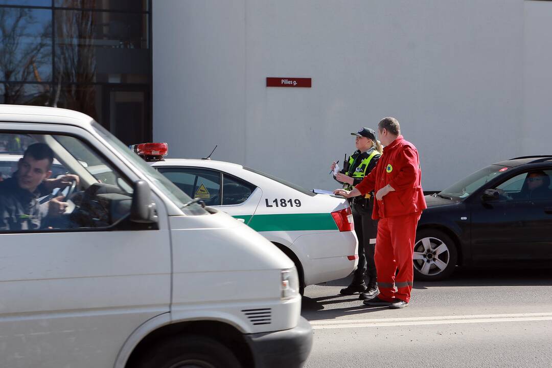 Į pratybas skubėję medikai rėžėsi į mikroautobusą
