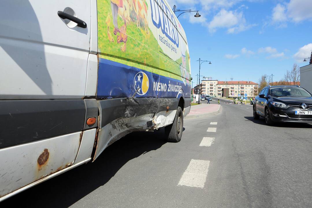 Į pratybas skubėję medikai rėžėsi į mikroautobusą
