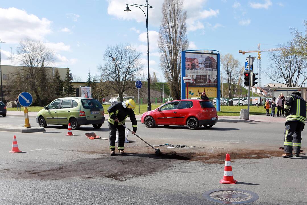 Į pratybas skubėję medikai rėžėsi į mikroautobusą