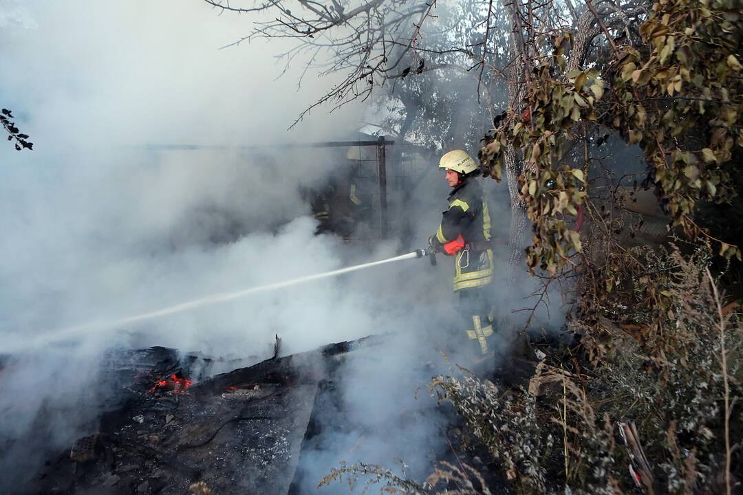 Užsidegė sodo namelis