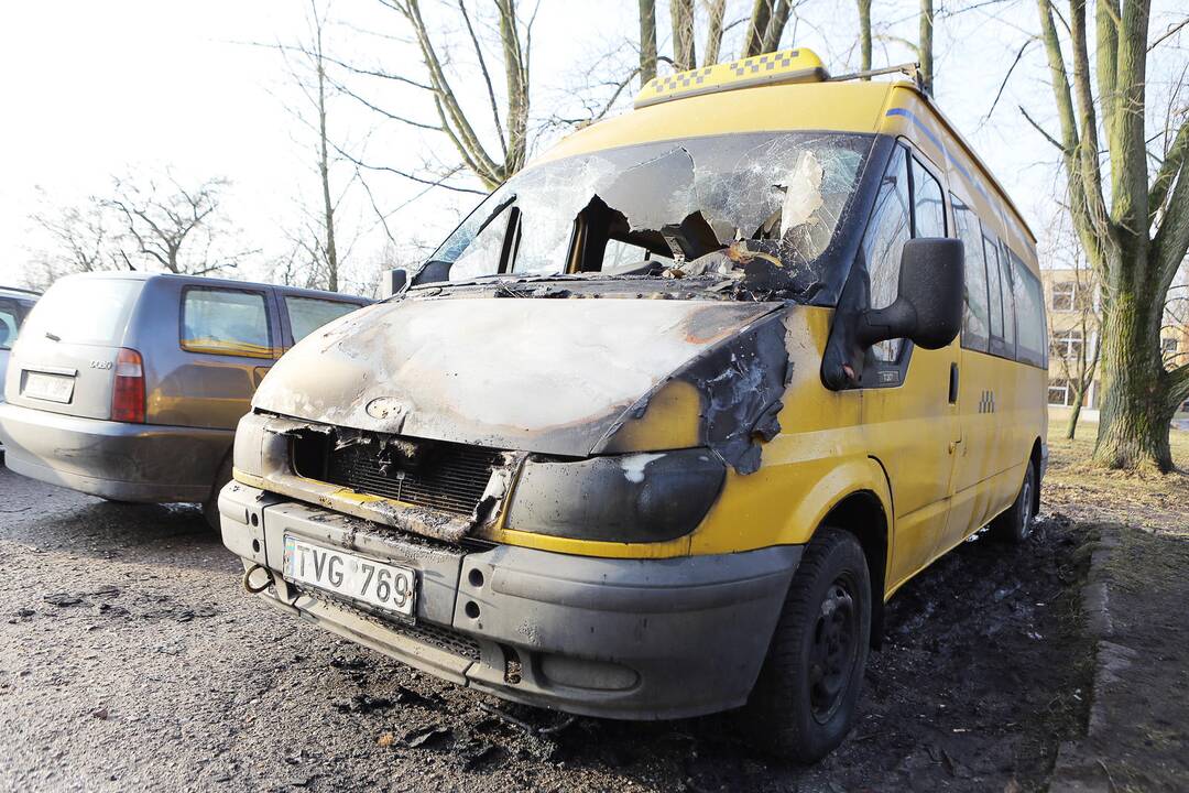 Naktį Klaipėdoje sudegė mikroautobusas