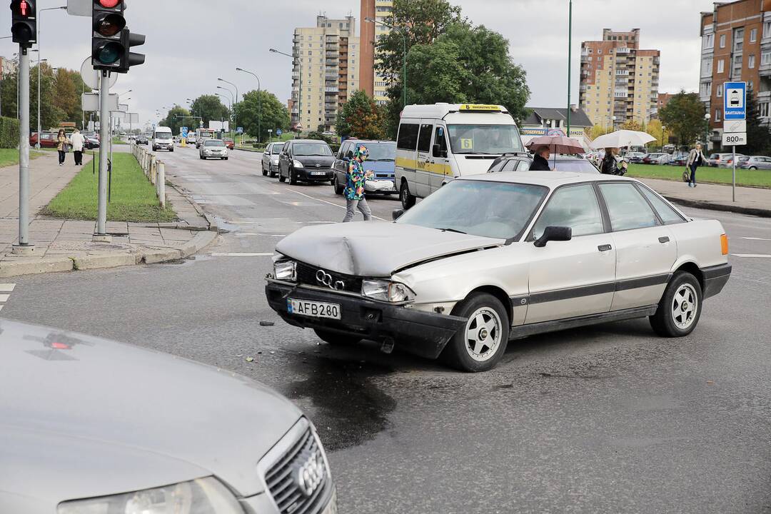 Avarija Smiltelės, I. Simonaitytės ir Laukininkų gatvių sankryžoje