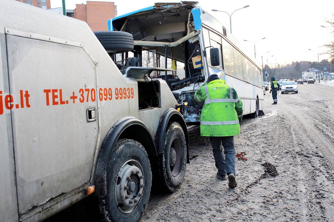 Kaktomuša susidūrė keleiviniai autobusai