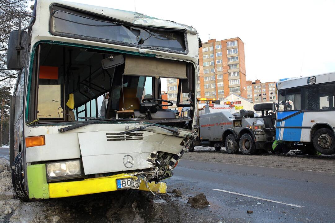 Kaktomuša susidūrė keleiviniai autobusai