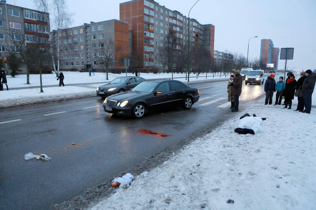 Automobilis mirtinai sužalojo pėsčiąją