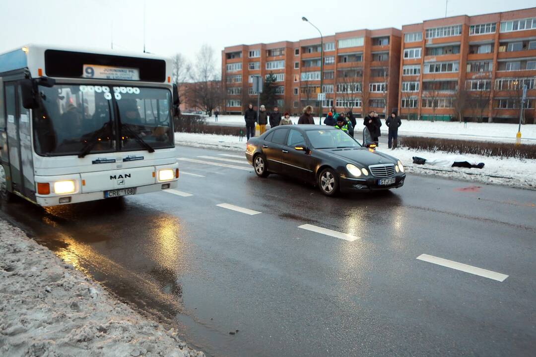 Automobilis mirtinai sužalojo pėsčiąją