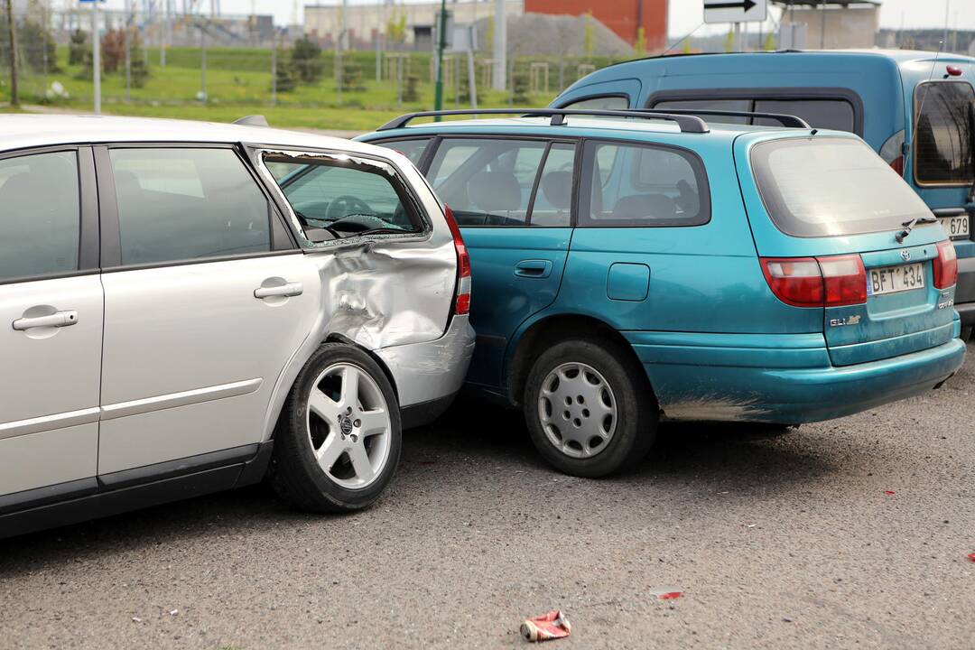BMW partrenkė motociklininką