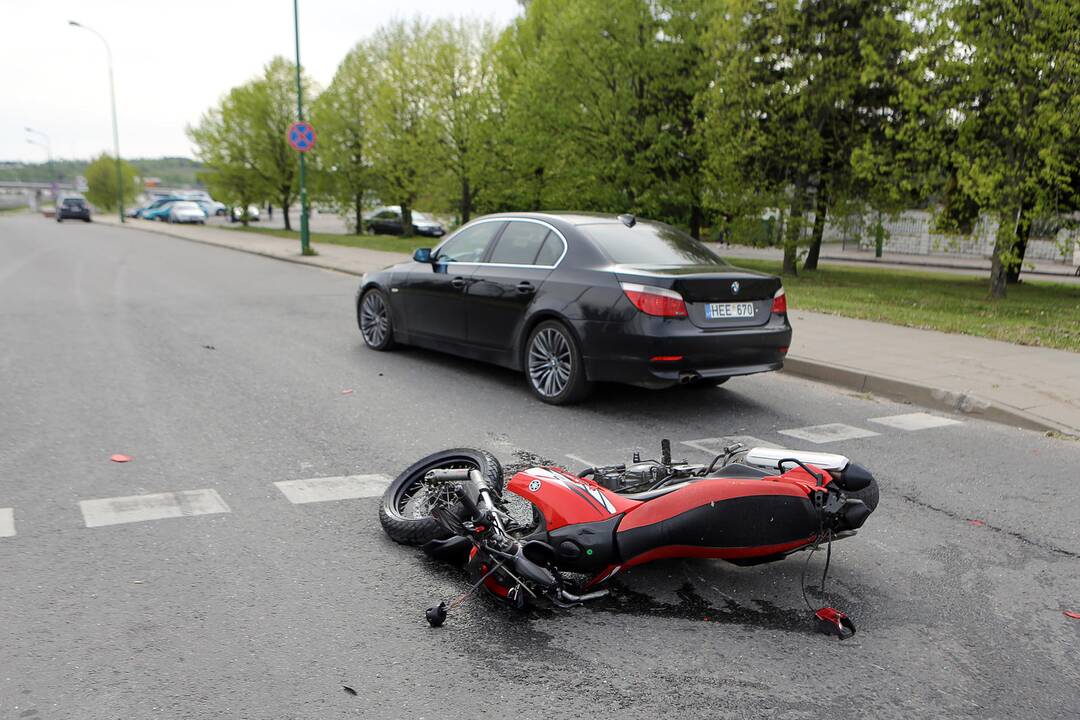 BMW partrenkė motociklininką