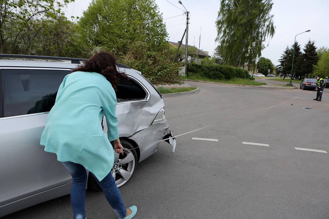 BMW partrenkė motociklininką