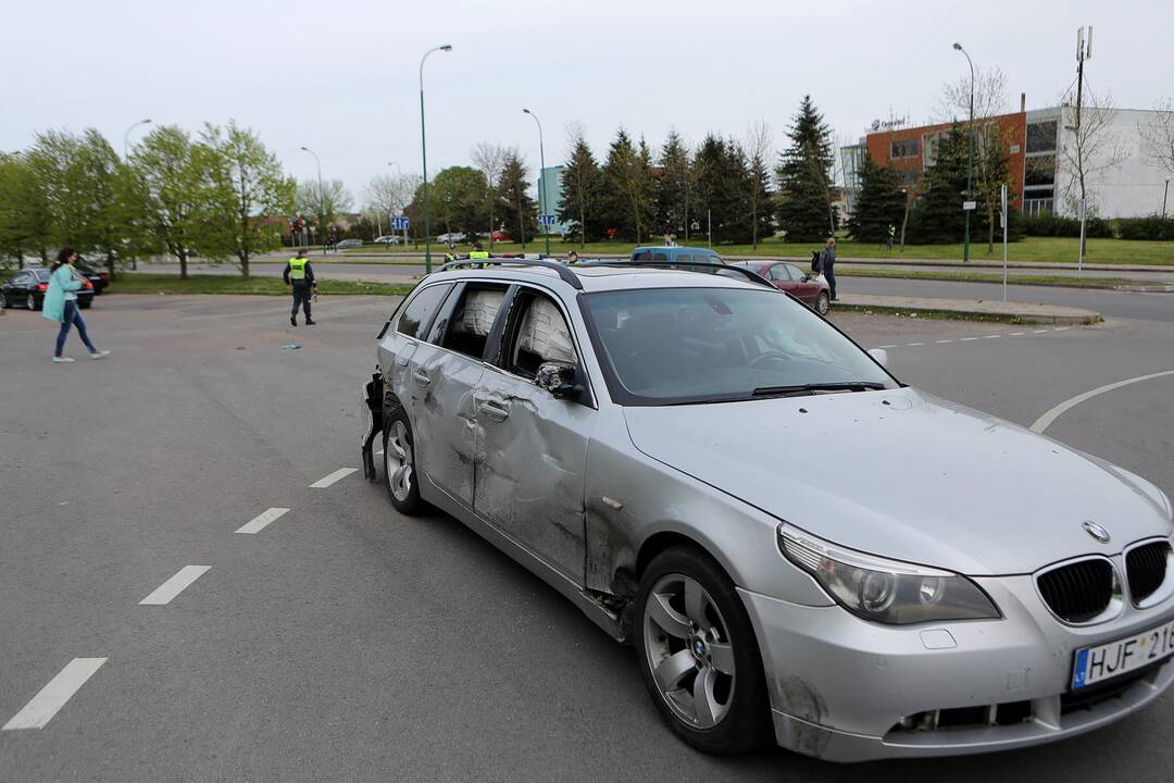BMW partrenkė motociklininką