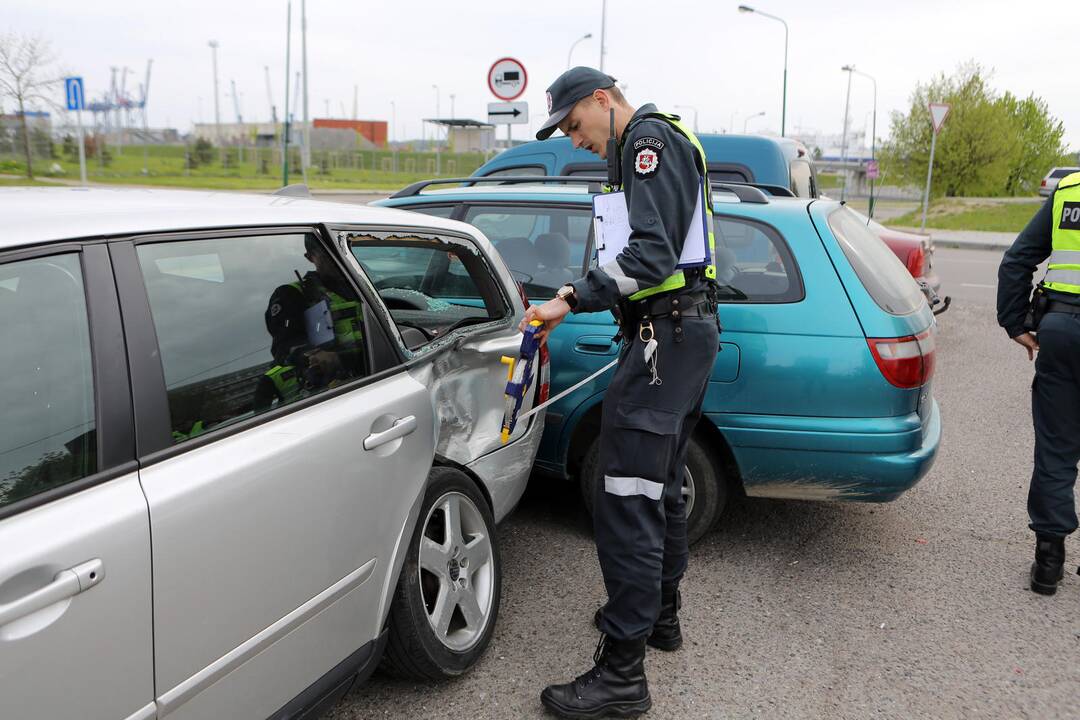 BMW partrenkė motociklininką