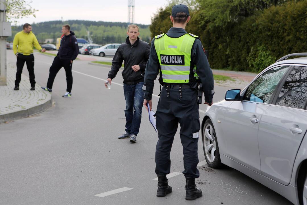 BMW partrenkė motociklininką