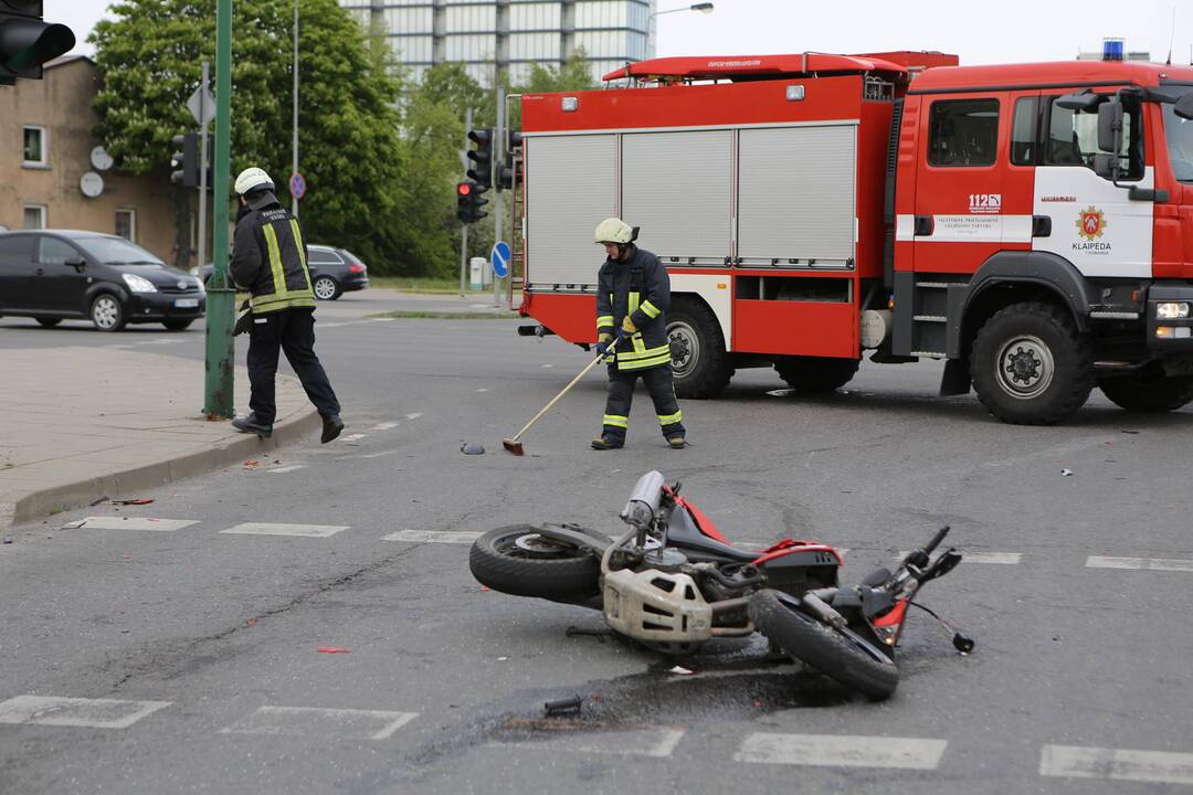 BMW partrenkė motociklininką