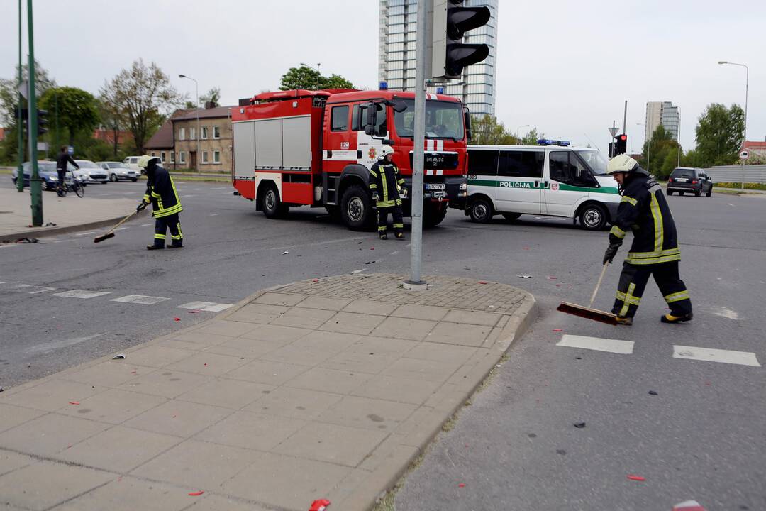 BMW partrenkė motociklininką