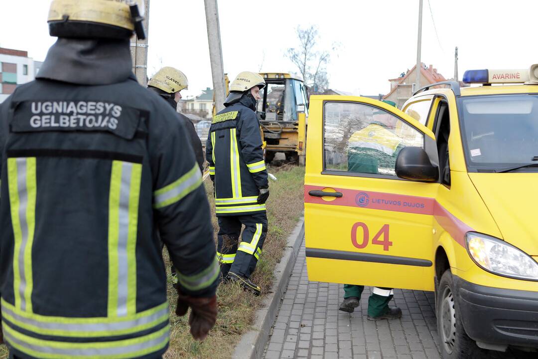 Klaipėdoje ekskavatoriaus kaušas perkirto dujotiekio vamzdį