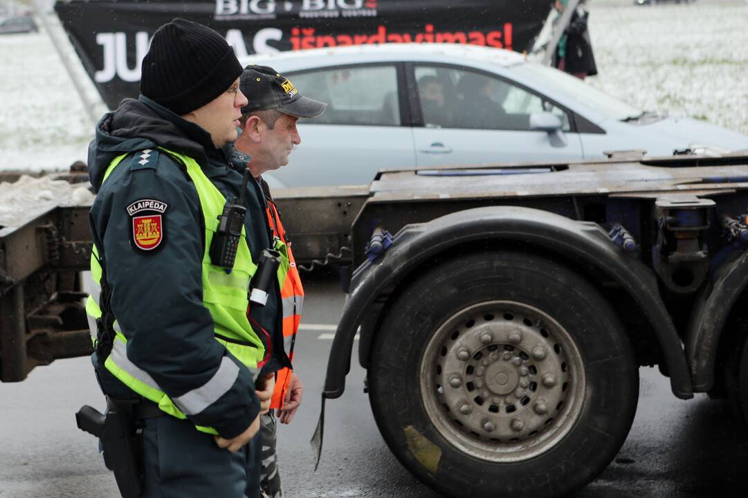 Vilkikas taranavo lengvąjį automobilį