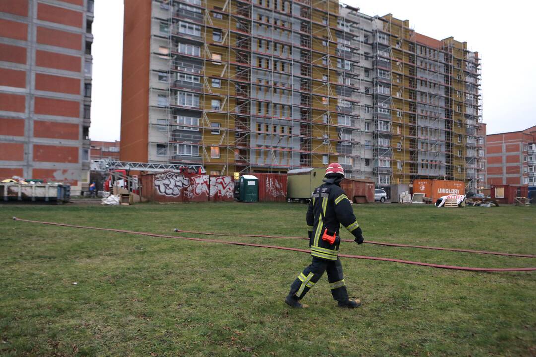 Uostamiestyje užsidegė daugiabučio namo stogas