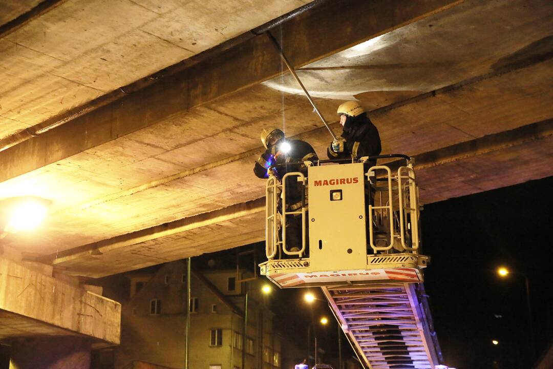 Nuo gelezinkelio viaduko nukrito metaline konstrukcija