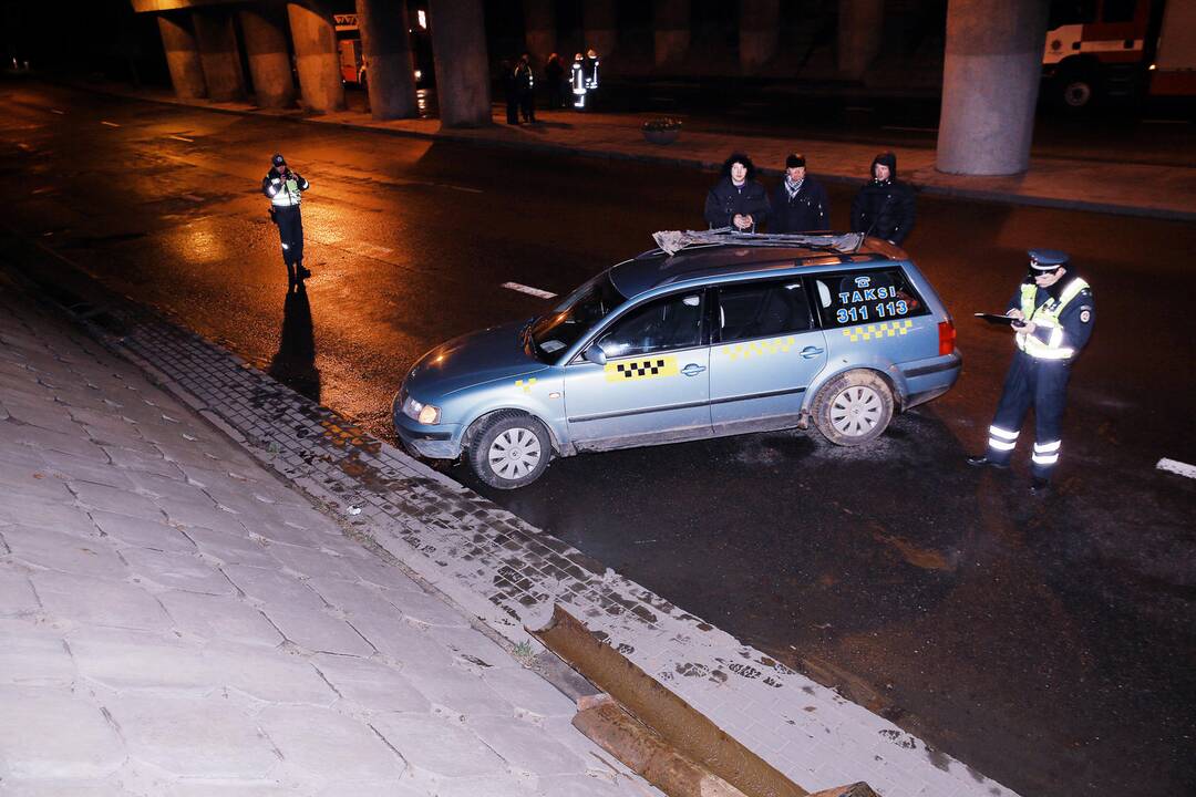 Nuo gelezinkelio viaduko nukrito metaline konstrukcija