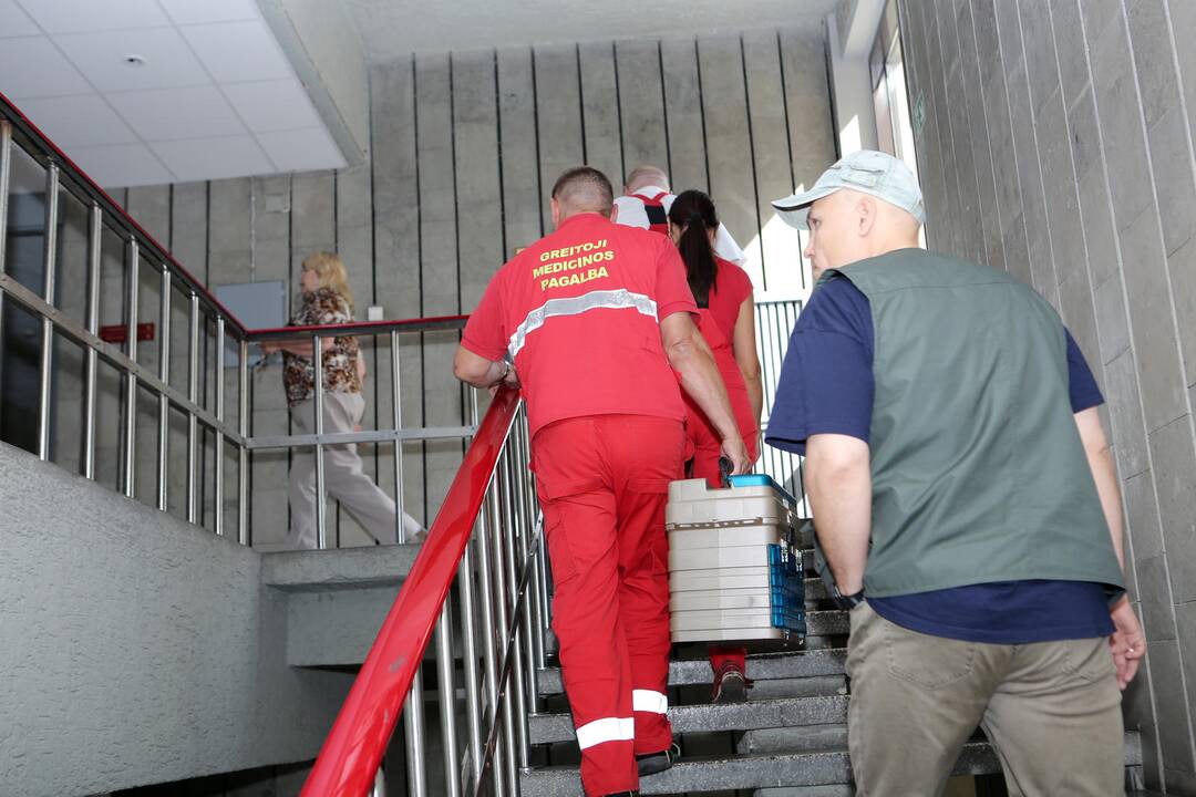 Iš areštinės į teismą atvežė apdujusį kaltinamąjį