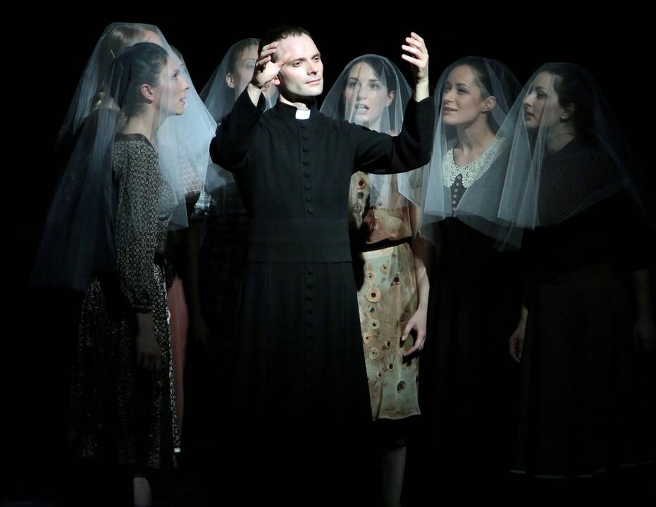 Scena iš šokio spektaklio „Altorių šešėly“.