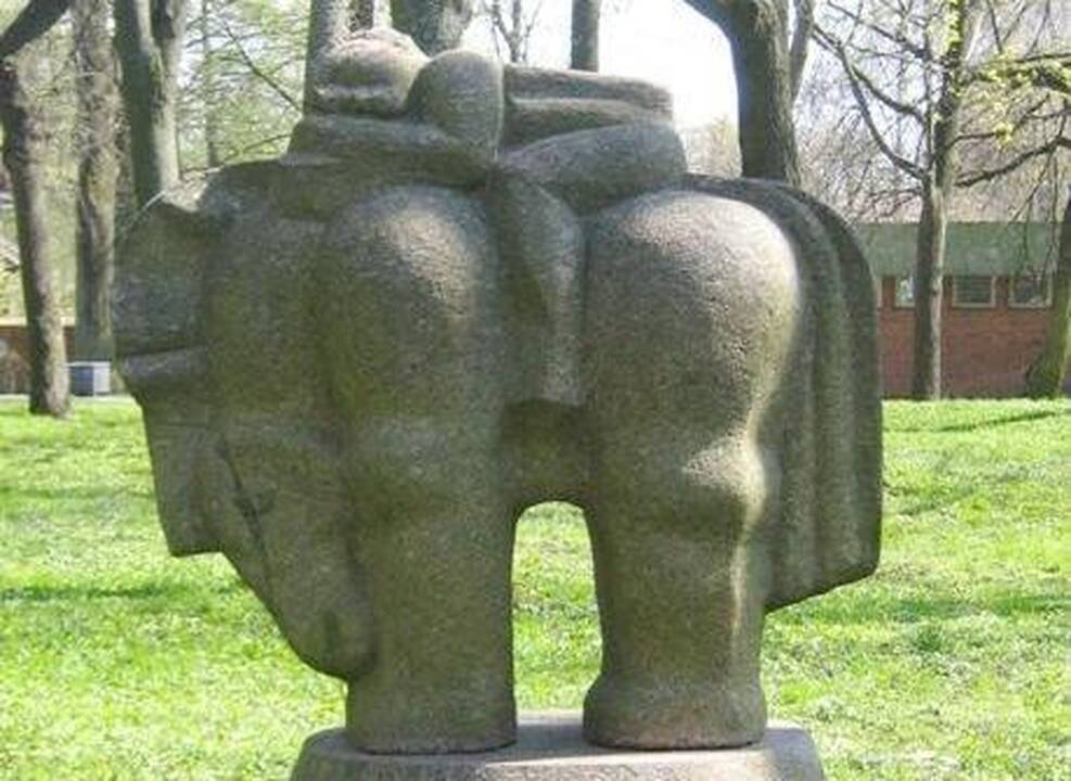 Rimanto Dauginčio skulptūra „Naktigonė“ (1982) puošia Klaipėdos skulptūrų parką.