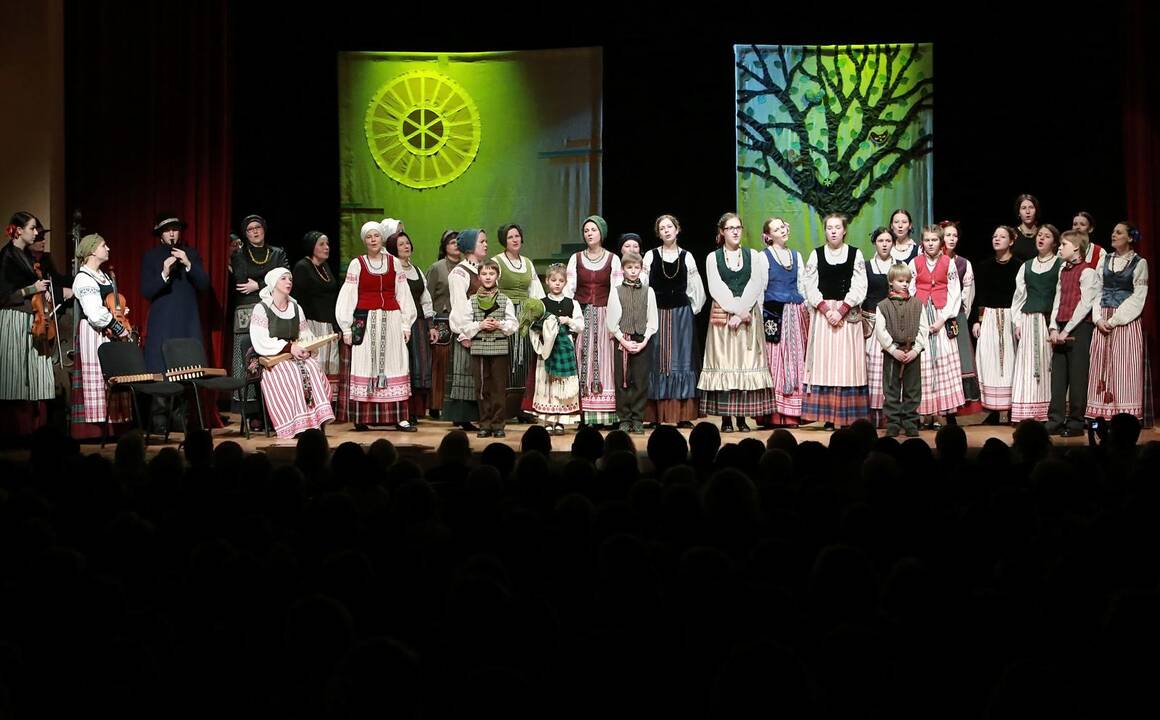 Scena iš klaipėdiečių folkloro spektaklio „Jau saulelė“.