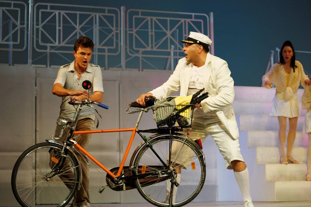 Scena iš komiškos operos „Meilės eliksyras“ pastatymo Klaipėdos muzikiniame teatre.