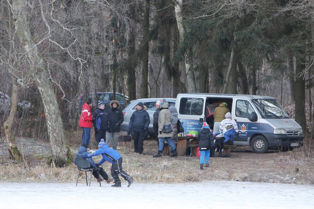 Klaipėdiečiai puikiai laiką leido ant ledo