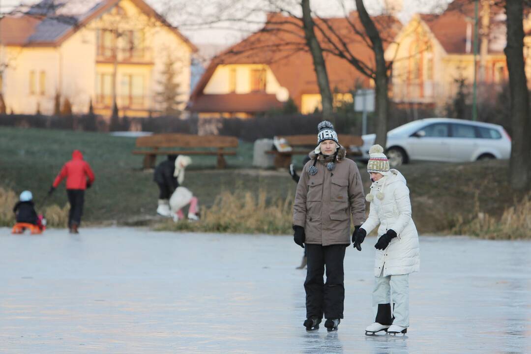 Klaipėdiečiai puikiai laiką leido ant ledo