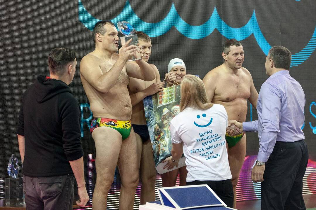 Šeimų plaukimo estafetės R. Meilutytės taurei laimėti