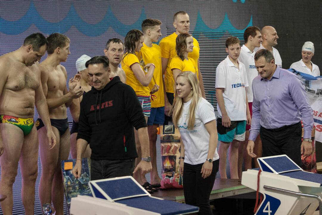 Šeimų plaukimo estafetės R. Meilutytės taurei laimėti