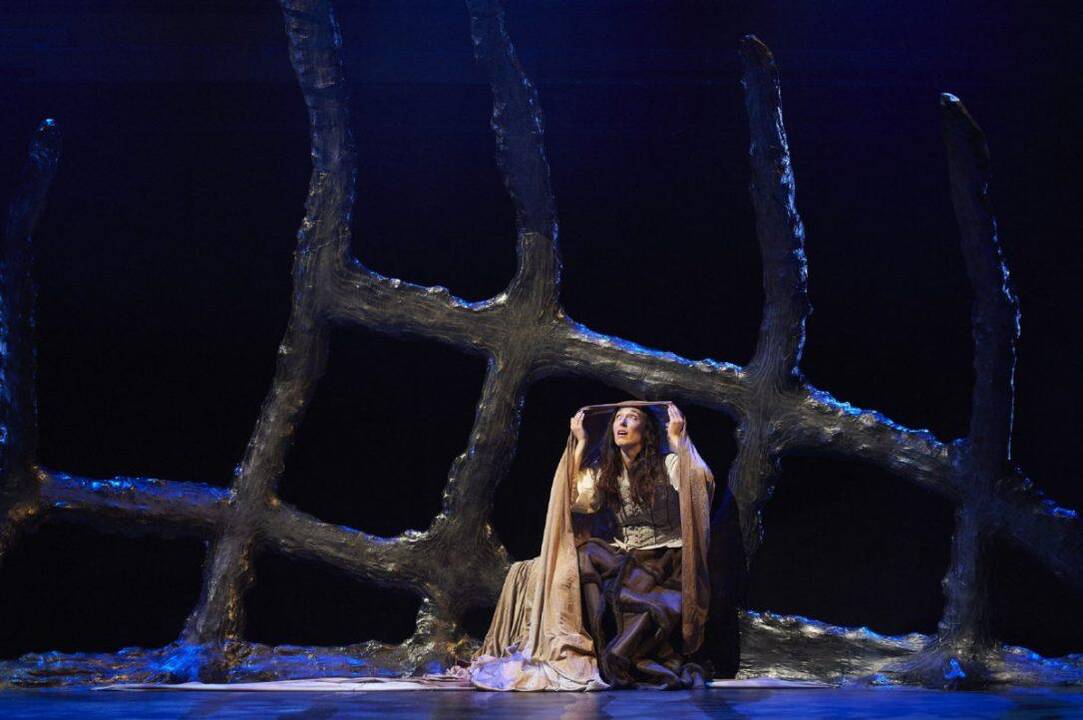 Menas: scena iš Toronto teatro spektaklio apie Demono salą, kur buvo išlaipinta Margarita.