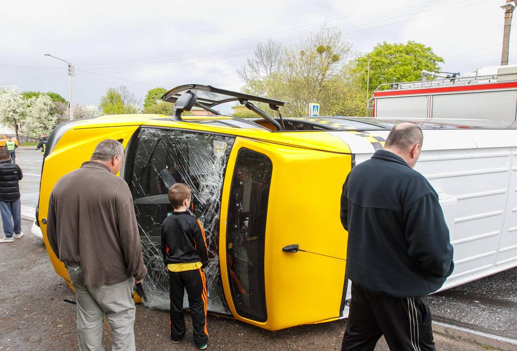 Apvirto maršrutinis autobusas