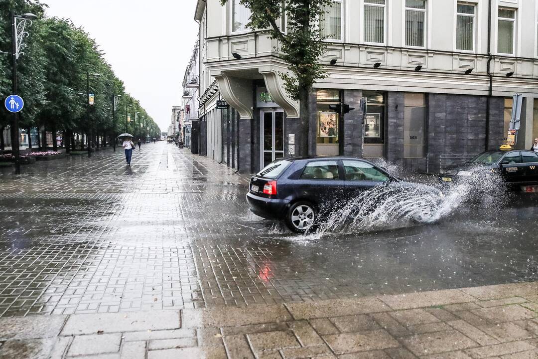 Pavakare Kauną pradėjo merkti stiprus lietus