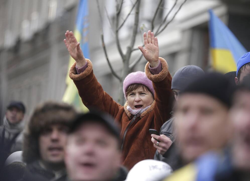 Ukrainoje prie Rados susirinko tūkstančiai protestuotojų