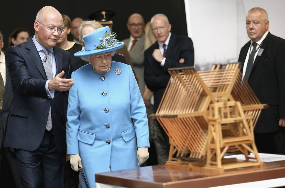 Elizabeth II rašo pirmąją „Twitter“ žinutę