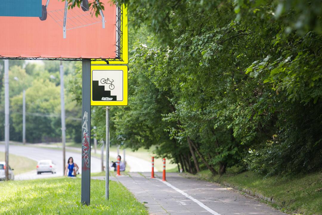 Pavojinga dviračių tako atkarpa ties Narbuto gatve sostinėje