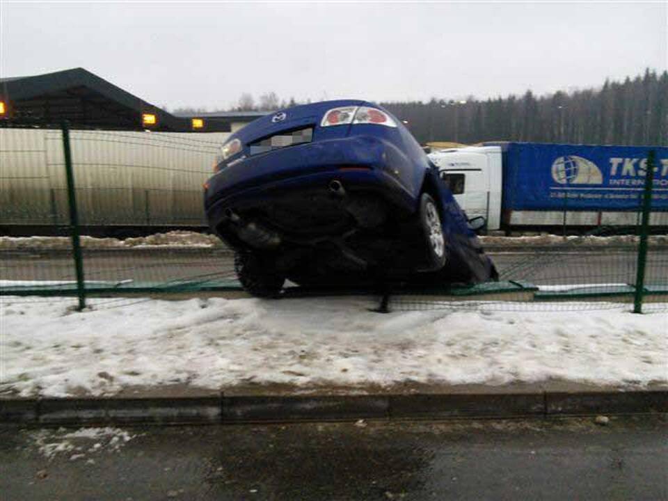 Medininkų punkto tvorą kliudė autobuso nuneštas „Mazda 6“