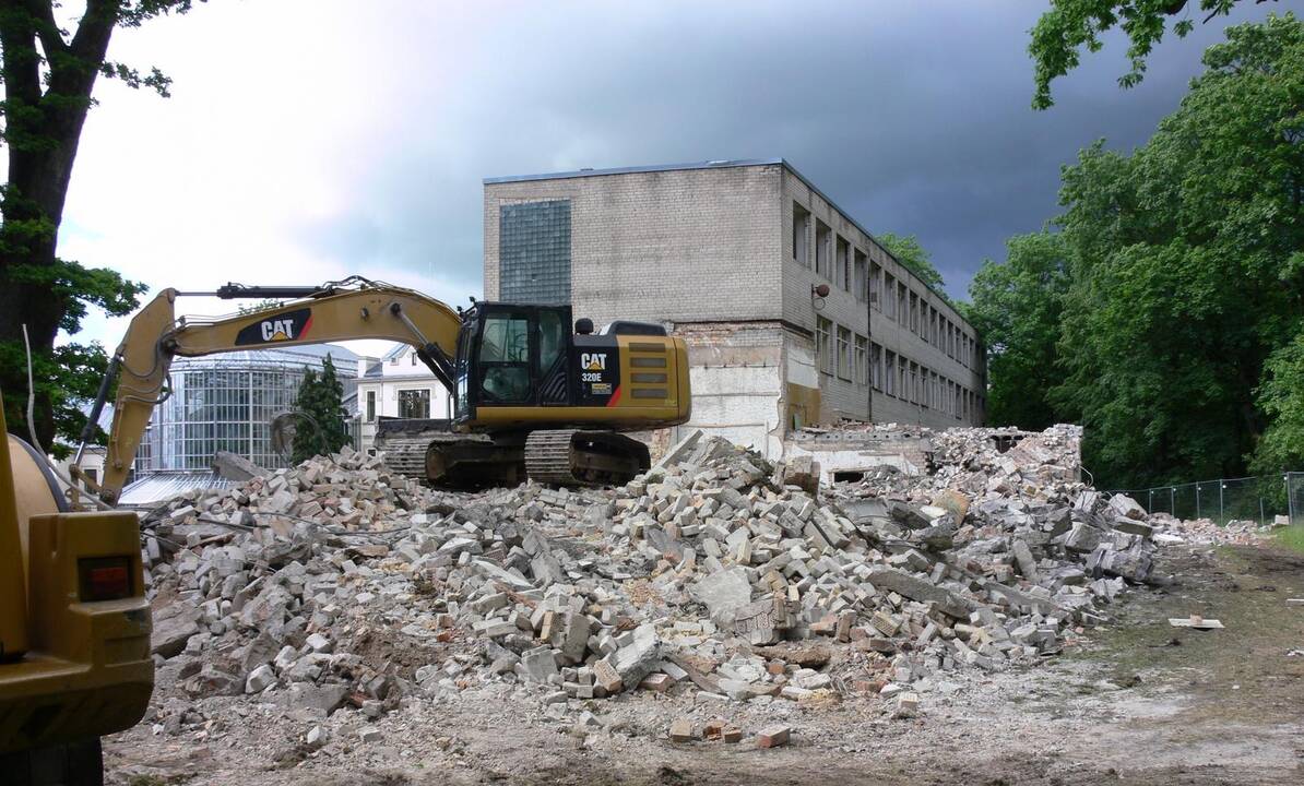 Kretingos parke griūva sienos