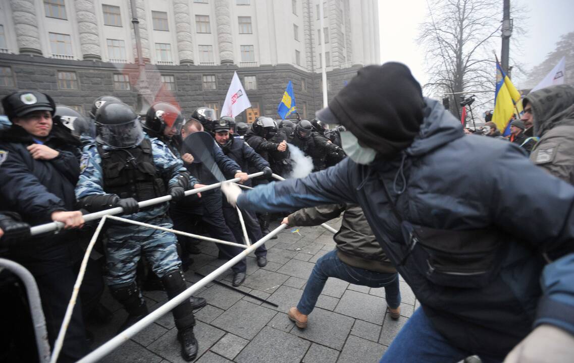 Ukrainos policija panaudojo ašarines dujas protestuotojams bandant įsiveržti į vyriausybės rūmus