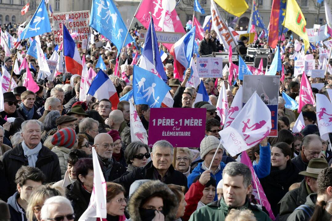 Daugiau kaip 100 tūkst. konservatyvių pažiūrų prancūzų sekmadienį žygiavo Paryžiaus ir Liono gatvėmis kaltindami prezidento F.Hollande'o vyriausybę „šeimos fobija“