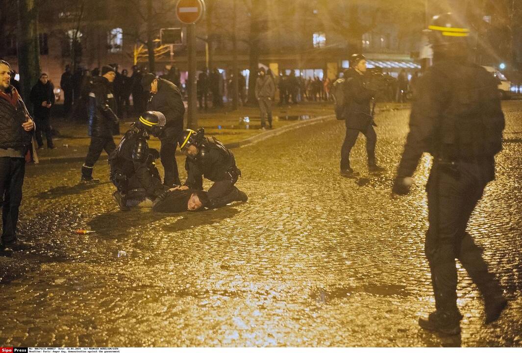 Keli tūkstančiai žmonių sekmadienį žygiavo Paryžiaus gatvėmis, dalyvaudami „Pykčio dienos“ protestuose prieš prezidentą Francois Hollande'ą, o šios eitynės baigėsi susirėmimais su policija.