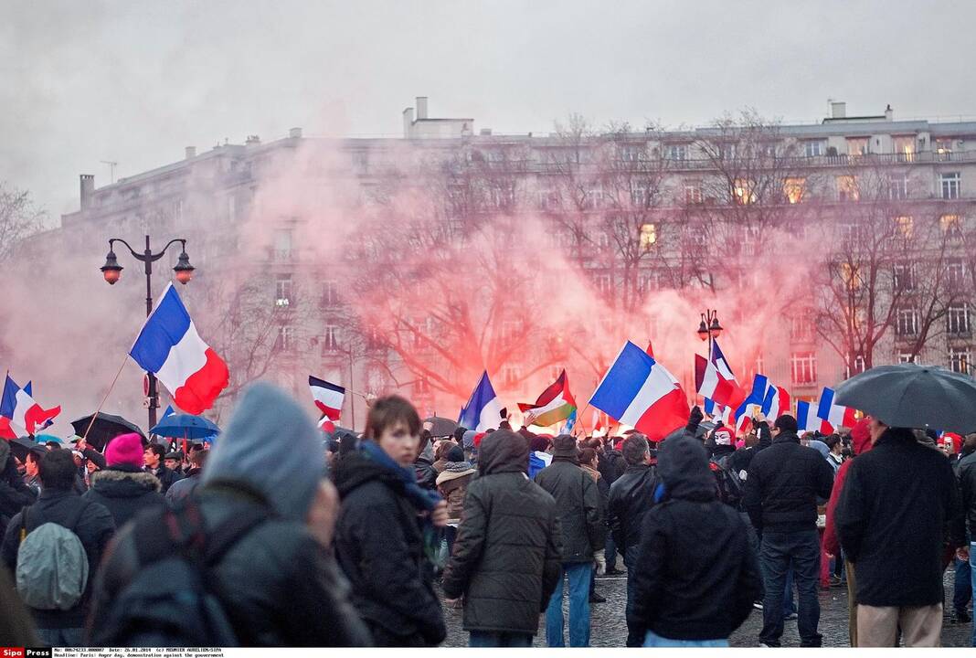 Keli tūkstančiai žmonių sekmadienį žygiavo Paryžiaus gatvėmis, dalyvaudami „Pykčio dienos“ protestuose prieš prezidentą Francois Hollande'ą, o šios eitynės baigėsi susirėmimais su policija.