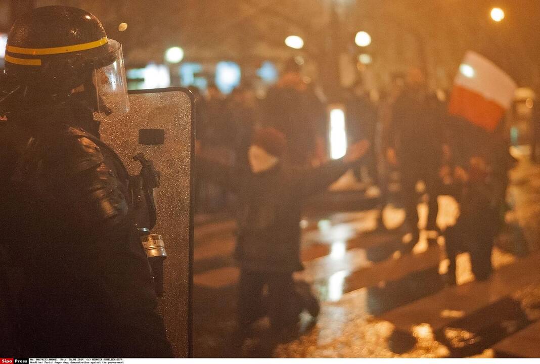 Keli tūkstančiai žmonių sekmadienį žygiavo Paryžiaus gatvėmis, dalyvaudami „Pykčio dienos“ protestuose prieš prezidentą Francois Hollande'ą, o šios eitynės baigėsi susirėmimais su policija.