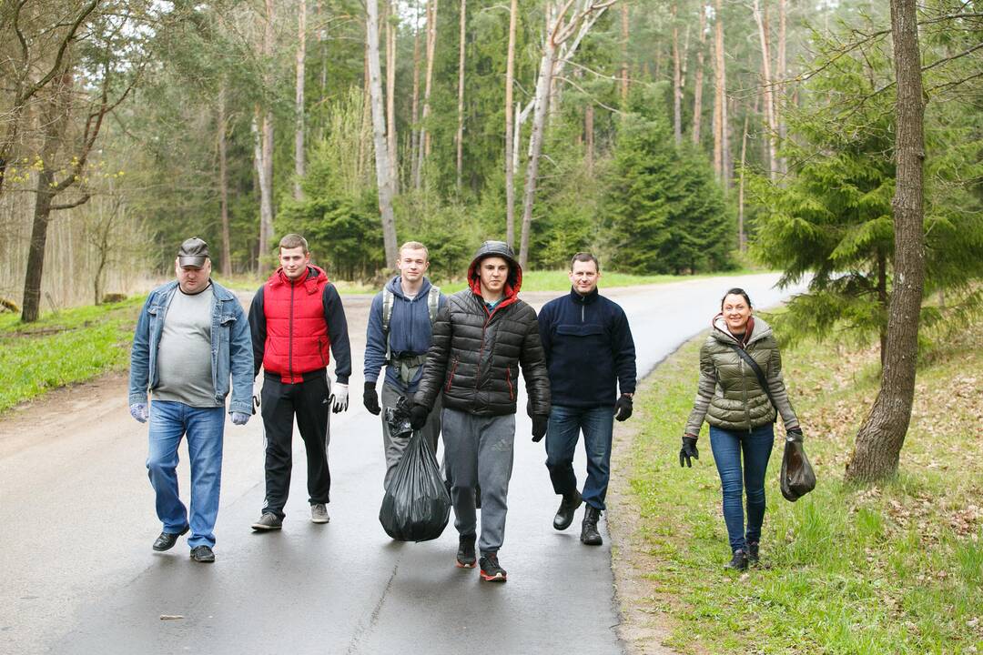 Kariškiai ir policininkai tvarkė Pažaislio aplinką